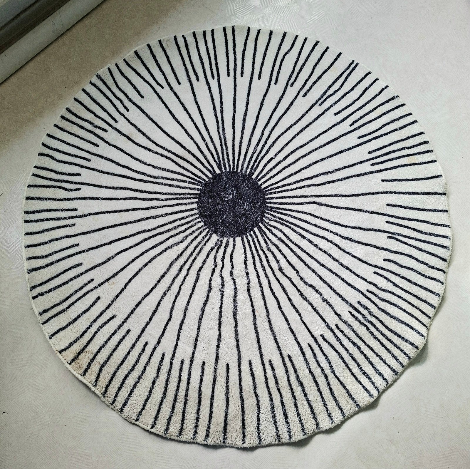 Rond vloerkleed met modern zwart-wit streepdesign, Gebruikt, Rond, Modern, Grafisch, Abstract, Ophalen of Verzenden