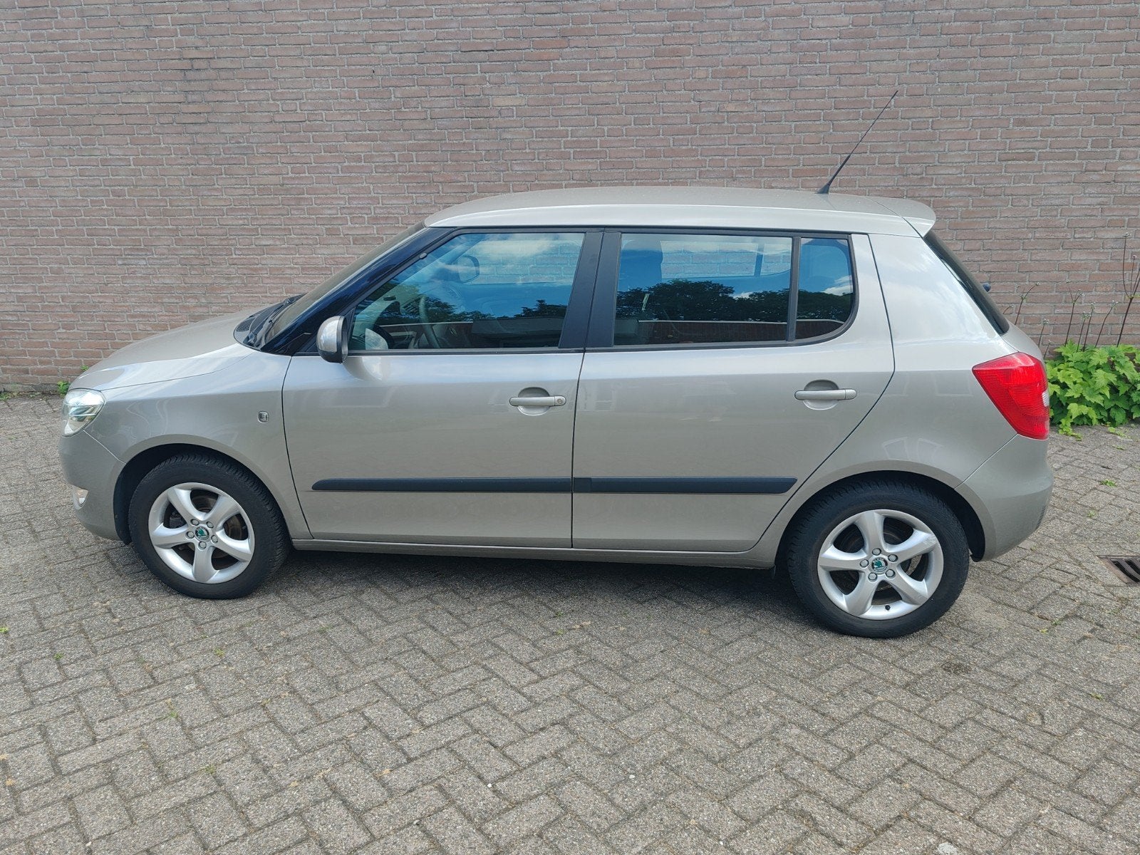 Skoda Fabia 1.2 TSI 63KW 2011 Beige, Auto's, Skoda, Voorwielaandrijving, 40 €/maand, 4 cilinders, Beige
