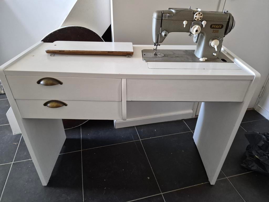 Vintage Pfaff 230 naaimachine met meubel, Antiek en Kunst, Antiek | Naaimachines, Ophalen