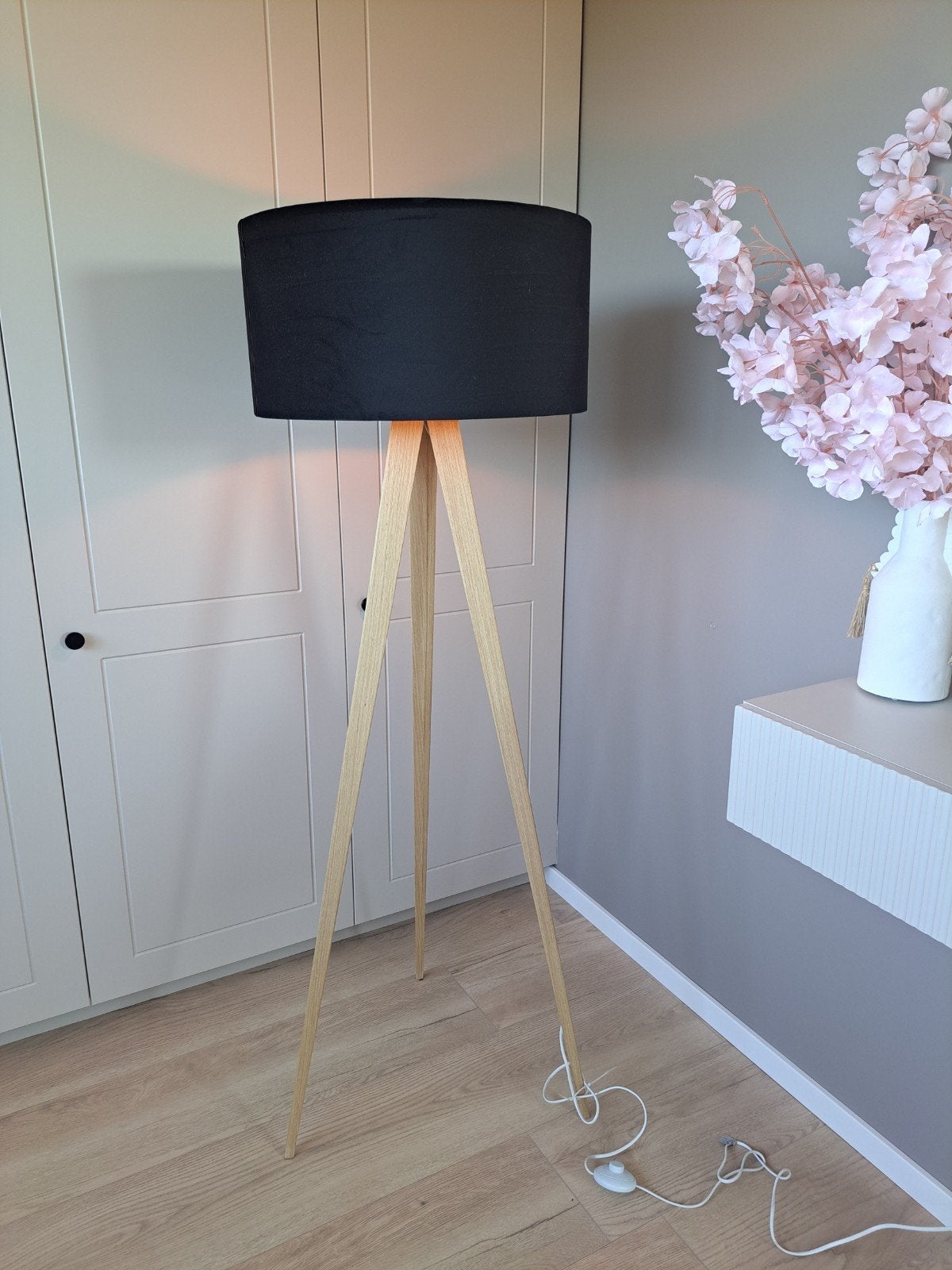 Moderne vloerlamp met zwarte kap en houten driepoot, Ophalen, E27 (groot), Zo goed als nieuw, Modern