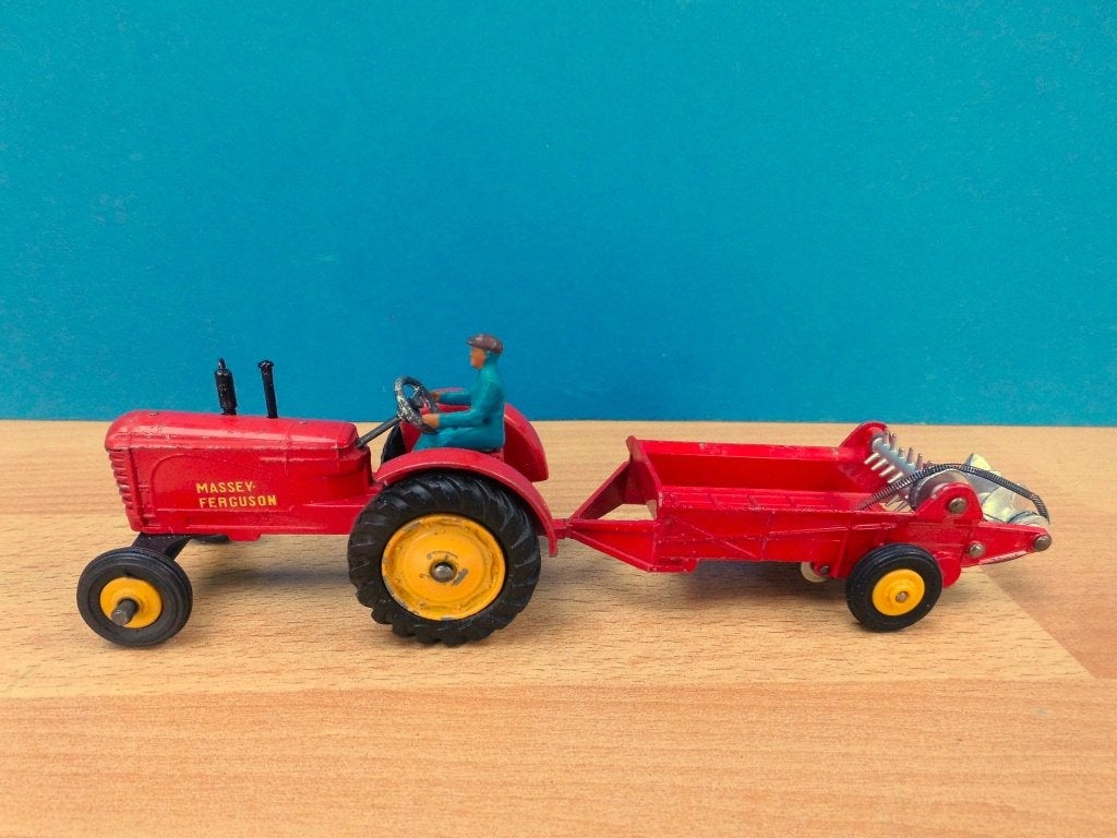 DINKY TOYS No.. 300 & 321 M.F. TRACTOR & MESTVERSPREIDER, Hobby en Vrije tijd, Modelauto's | 1:43, Ophalen of Verzenden, Zo goed als nieuw