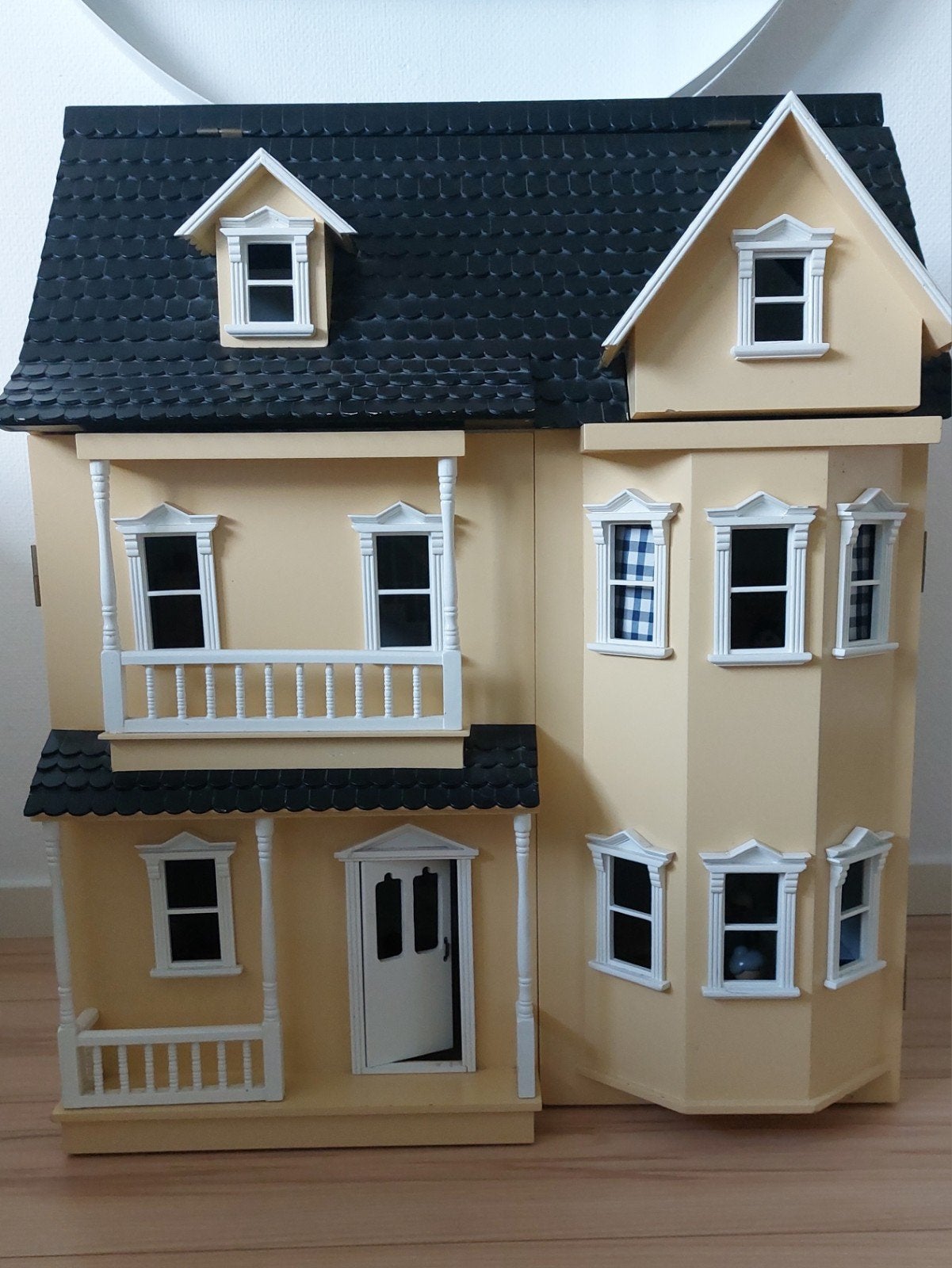 Prachtig houten poppenhuis met complete inrichting, Ophalen, Gebruikt, Poppenhuis