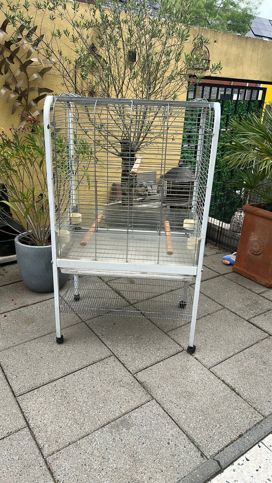 Grote vogelkooi metaal op wieltjes, Ophalen, Gebruikt, Metaal, Vogelkooi