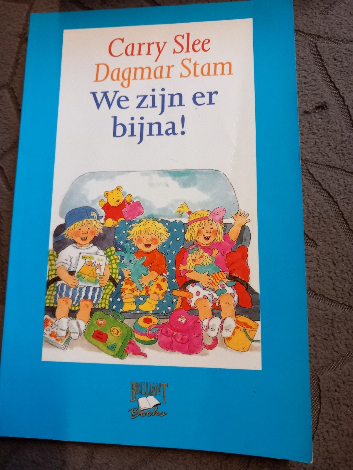 Carry Slee Dagmar Stam - We zijn er bijna! (Kinderboek), Fictie algemeen, Ophalen of Verzenden, Voorleesboek, Gelezen