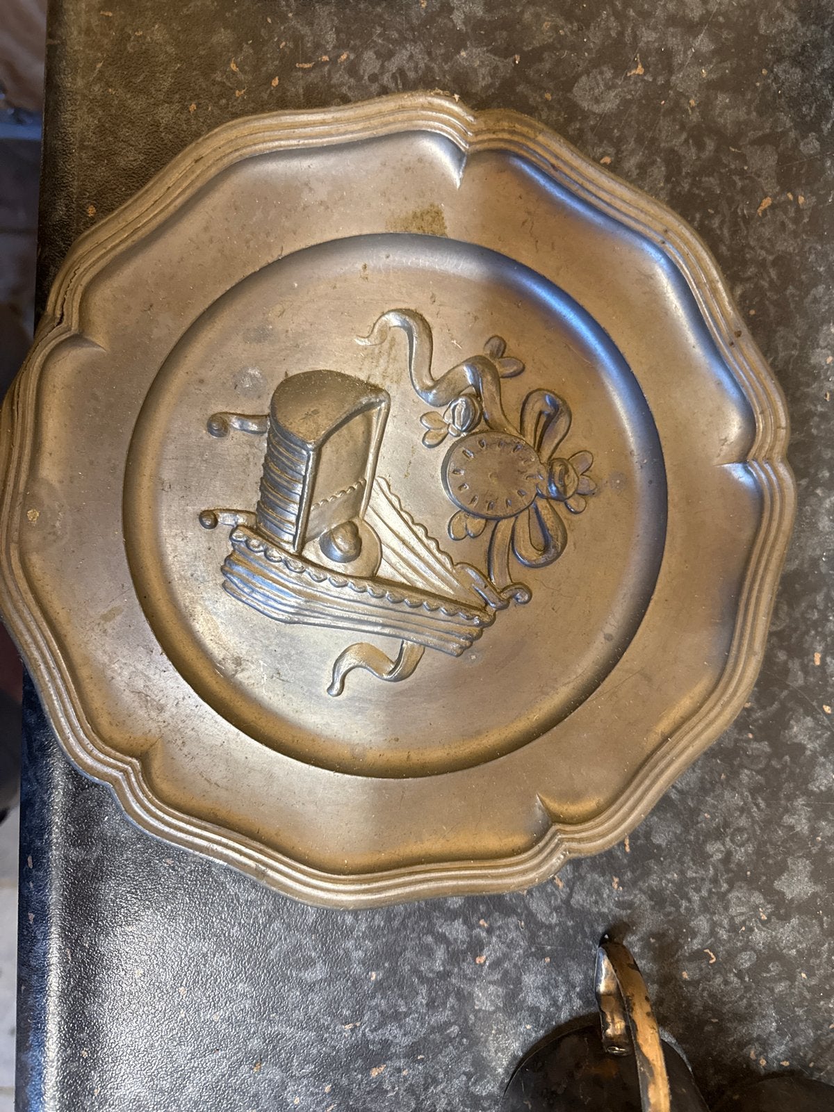 Decoratief tinnen bord met reliëf, Ophalen