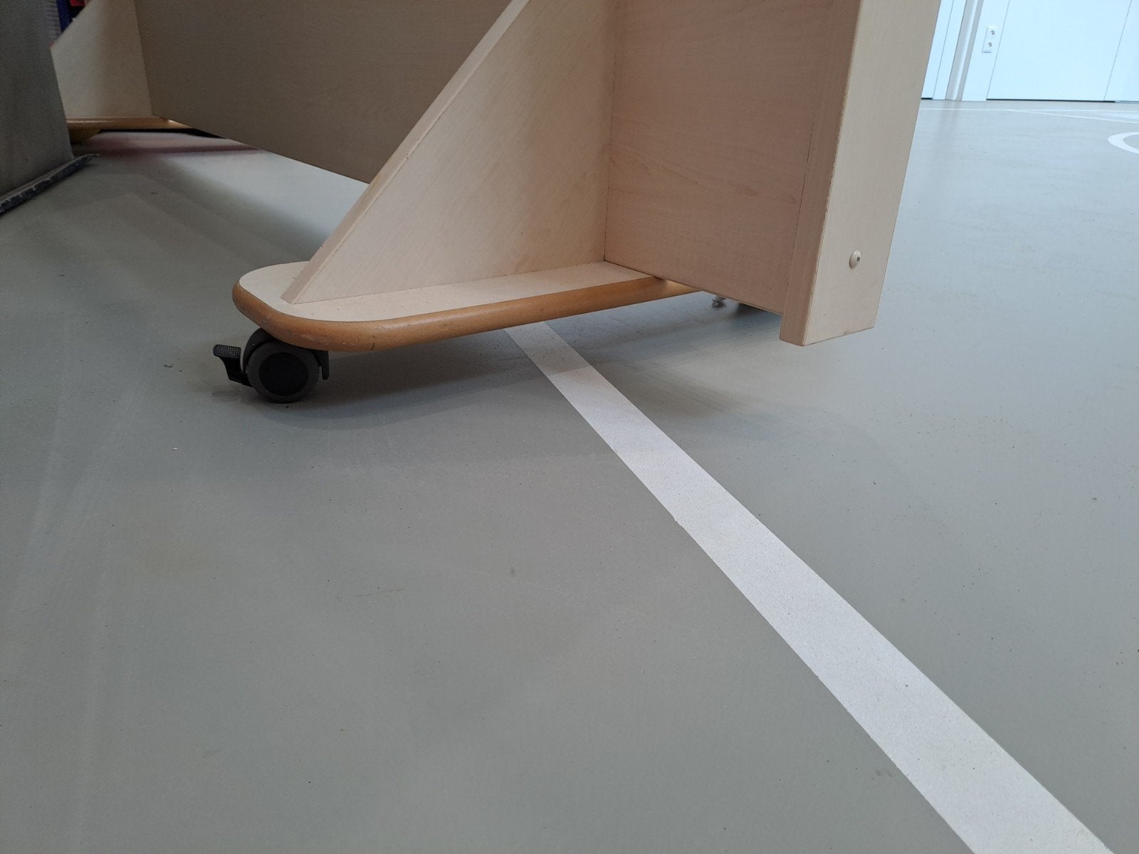 Foto 4 van Remko for Kids Houten Speelwand met Doorkijk en Wieltjes