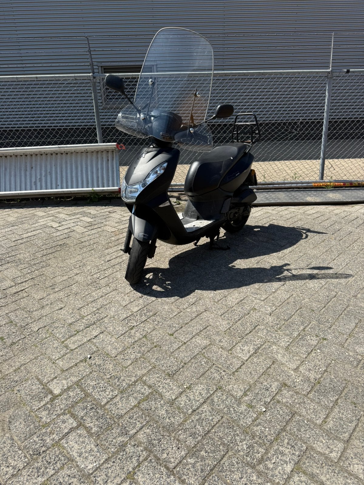 Peugeot Kisbee Black Edition 2017, Ophalen, Gebruikt, Benzine, Peugeot
