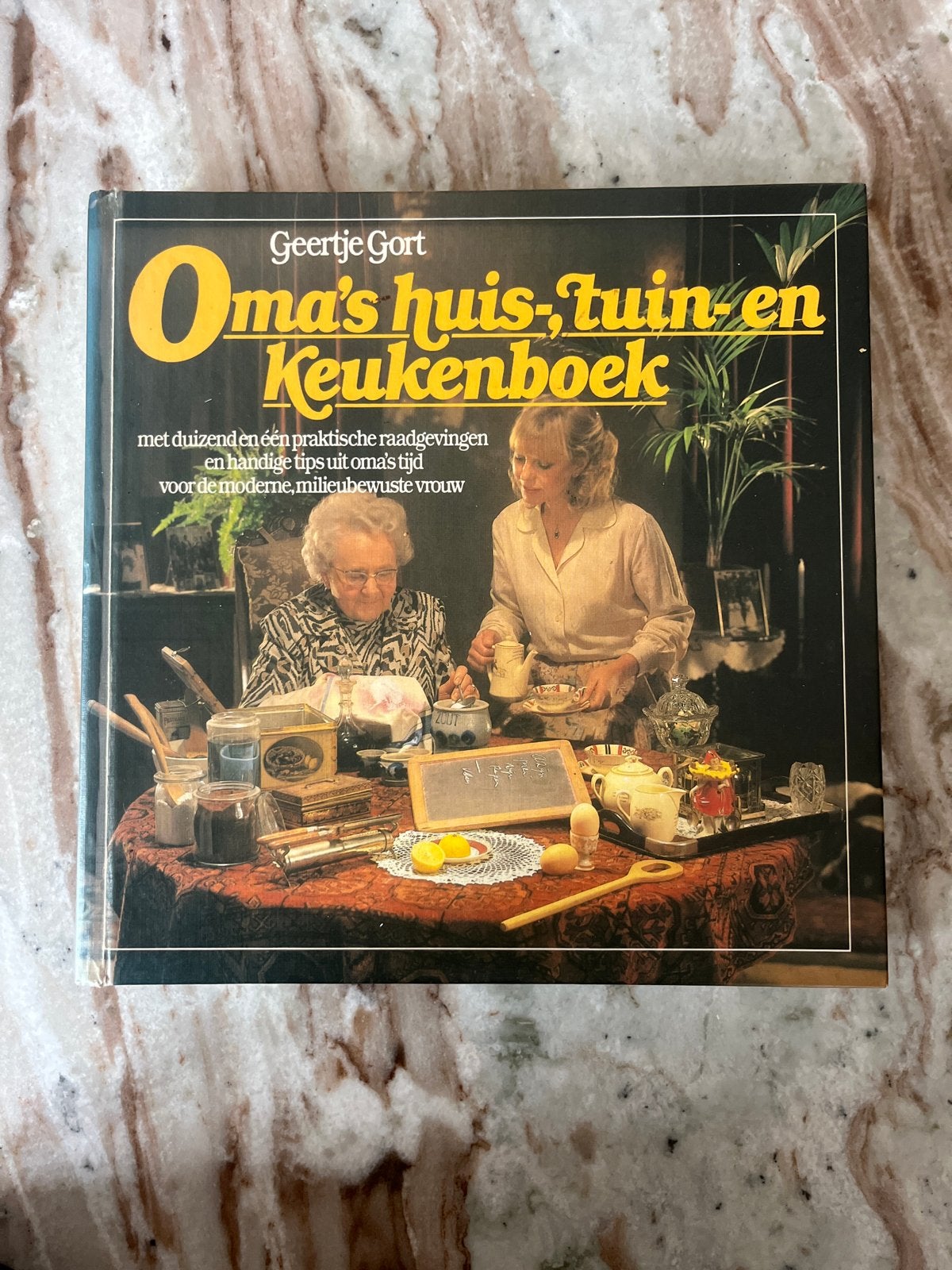 Oma's huis-, tuin- en keukenboek - Geertje Gort, Ophalen of Verzenden, Gelezen