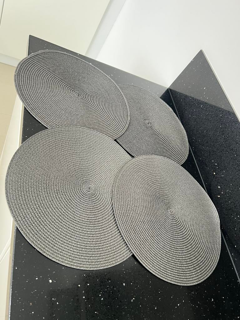 Ronde placemats set van 4 grijs, Huis en Inrichting, Woonaccessoires | Onderzetters, Ophalen of Verzenden, Zo goed als nieuw, Bord