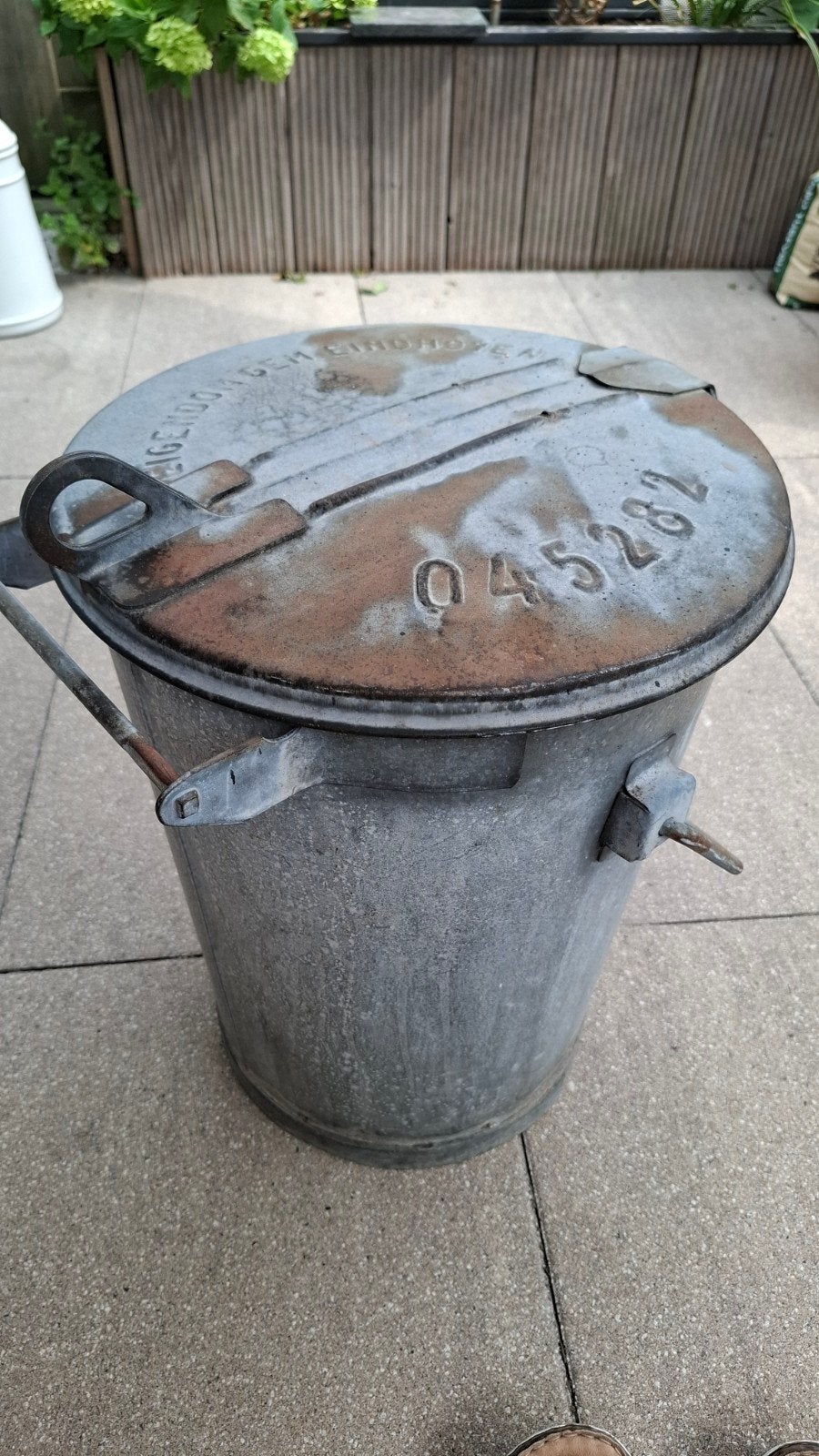 zinken vuilnisbak emmer eindhoven, Ophalen