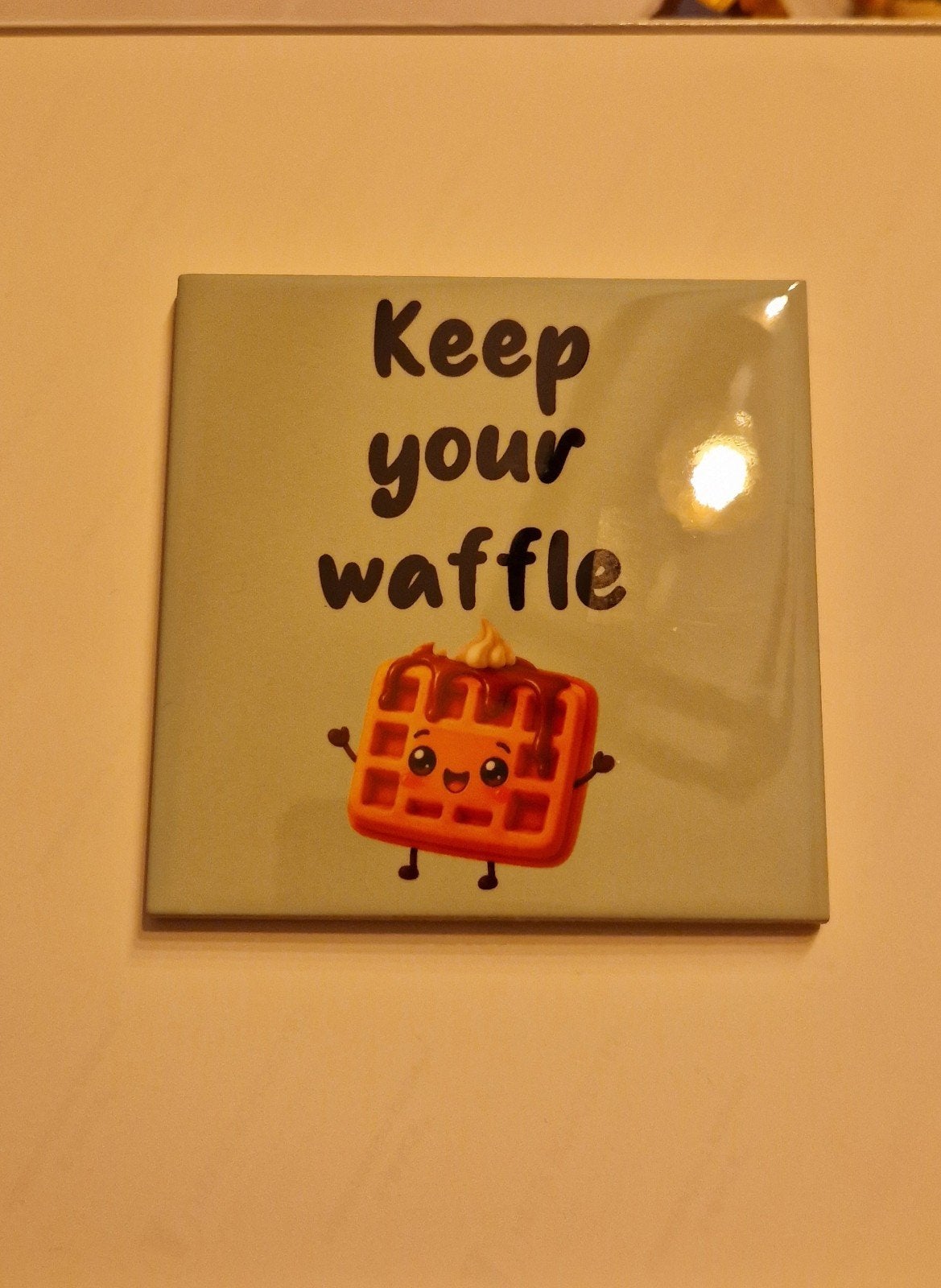 Tegel met 'Keep your waffle' tekst en wafelafbeelding, Meerkleurig, Overige stijlen, Ophalen of Verzenden, Zo goed als nieuw