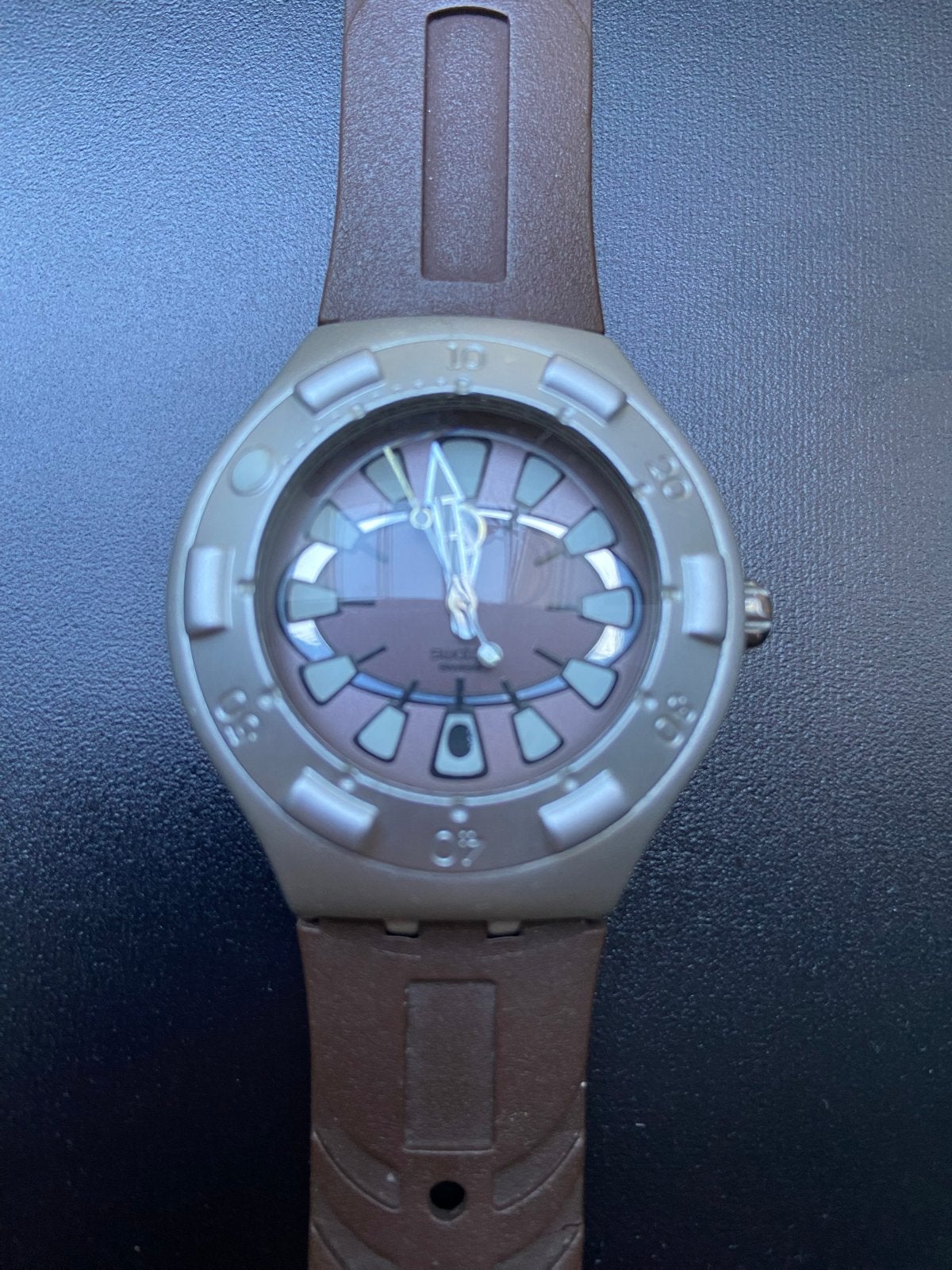 Swatch Irony Scuba 200 Rodeo Flip, bruin, zo goed als nieuw, Sieraden, Tassen en Uiterlijk, Kunststof, Polshorloge, Swatch, Ophalen of Verzenden