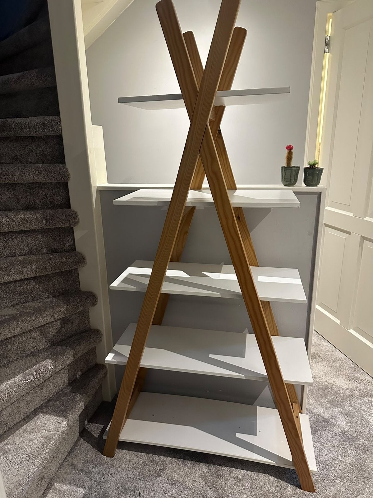 Moderne ladderkast met 5 planken - Hout en wit, Huis en Inrichting, Met plank(en), Zo goed als nieuw, 150 tot 200 cm, 25 tot 50 cm