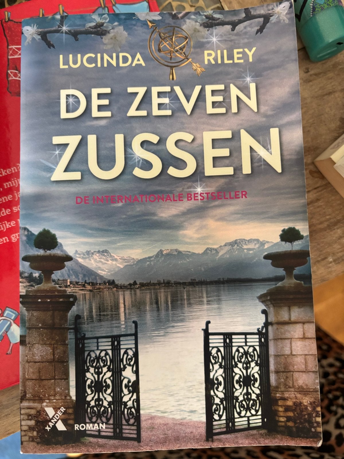De Zeven Zussen - Deel 1, 2 , 7 en 8 van Lucinda Riley, Ophalen of Verzenden, Zo goed als nieuw, Nederland