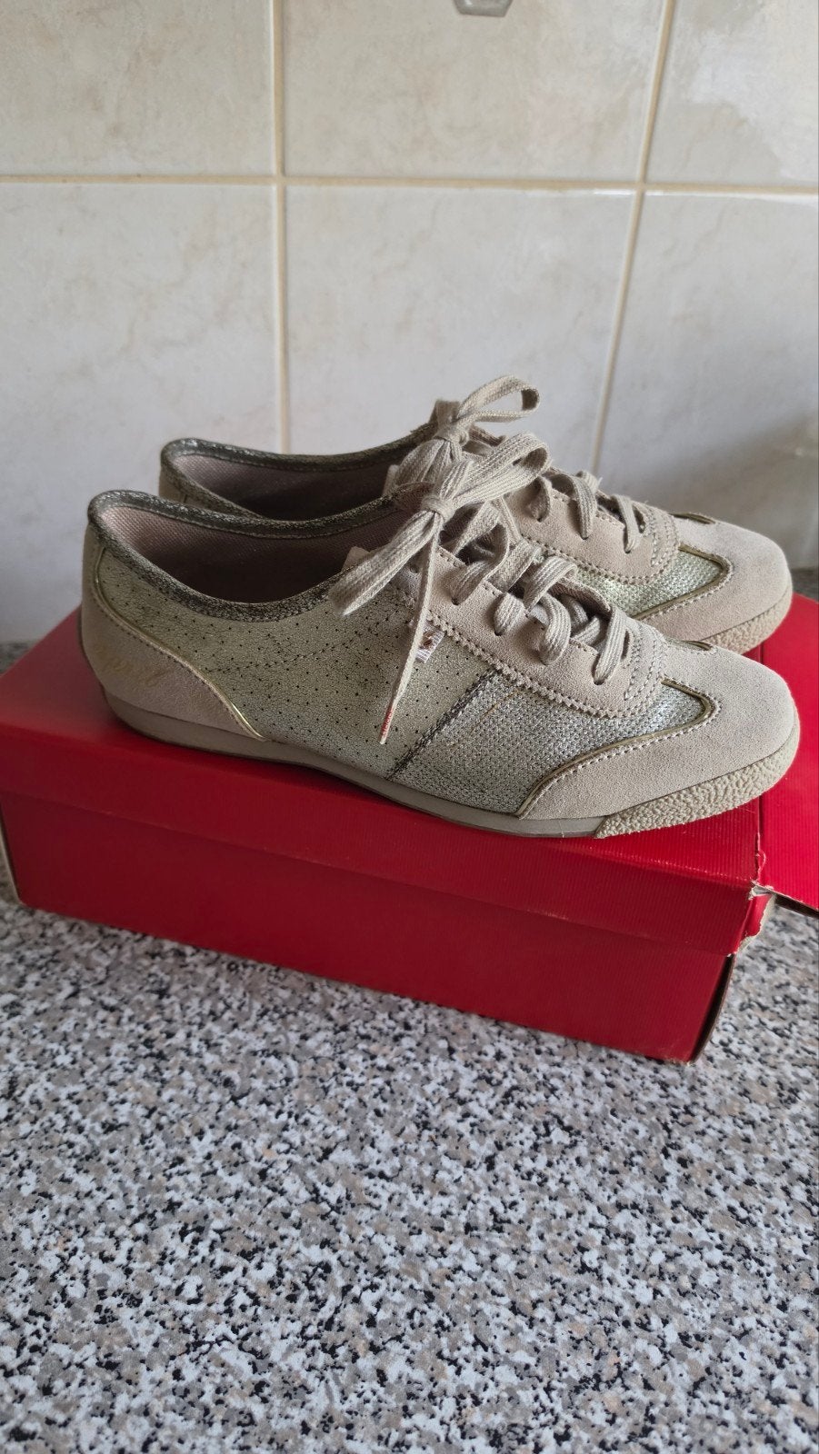 Nieuwe Esprit sneakers goudkleurig maat 39 in doos, Overige kleuren, Nieuw, Ophalen of Verzenden, Sneakers of Gympen