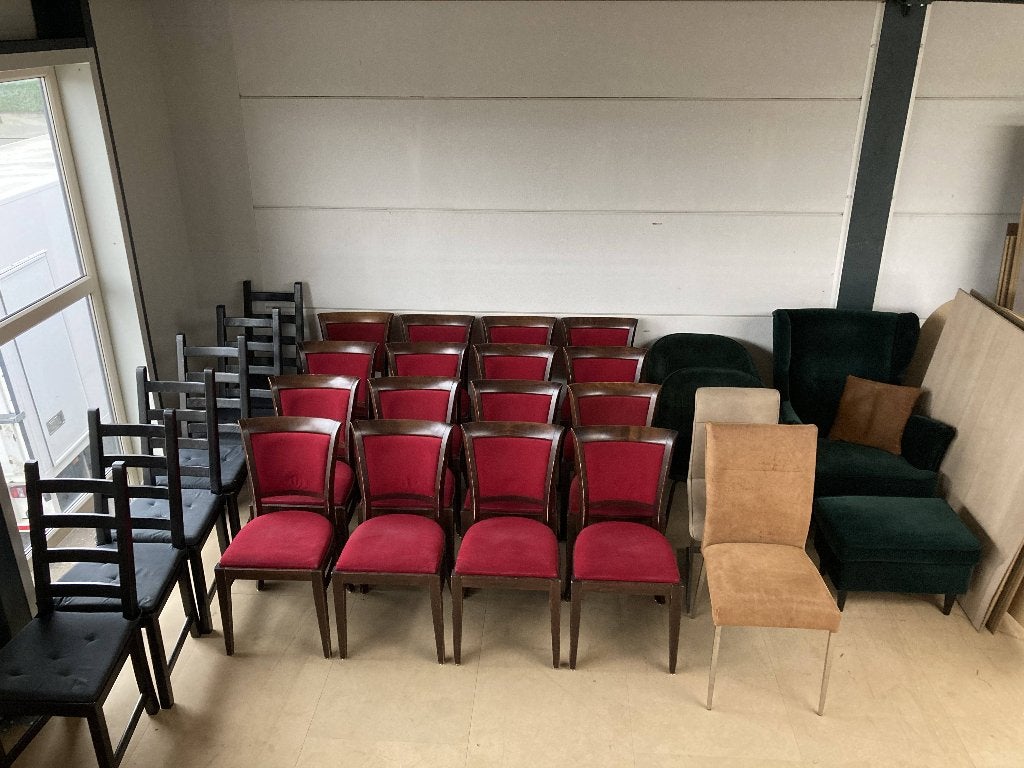Stoelen, Tafel, Verlichtig, Spiegels, Wasbakken, RVS Hek., Ophalen