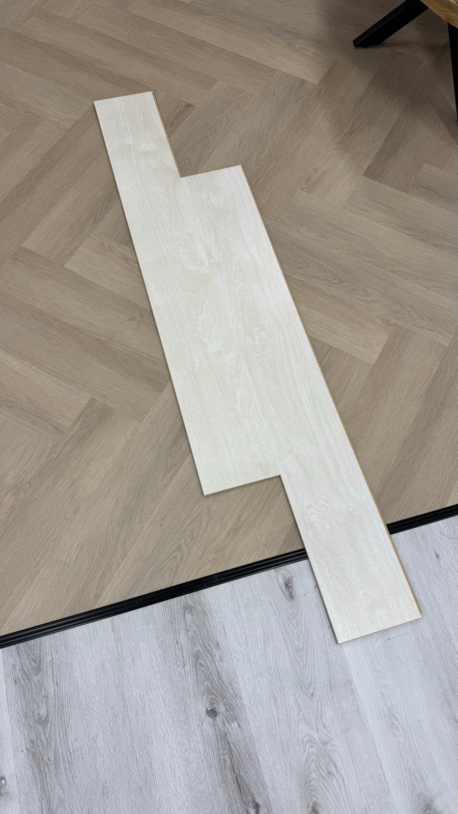 Restpartij Laminaat Eiche Weiss - 57 m² - Rechte strook, Ophalen, Zo goed als nieuw, Laminaat