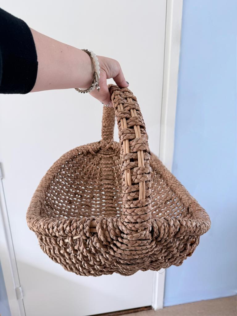 Vintage grote rieten mand met hengsel, Huis en Inrichting, Woonaccessoires | Krantenbakken en Lectuurbakken, Vintage, Vintage