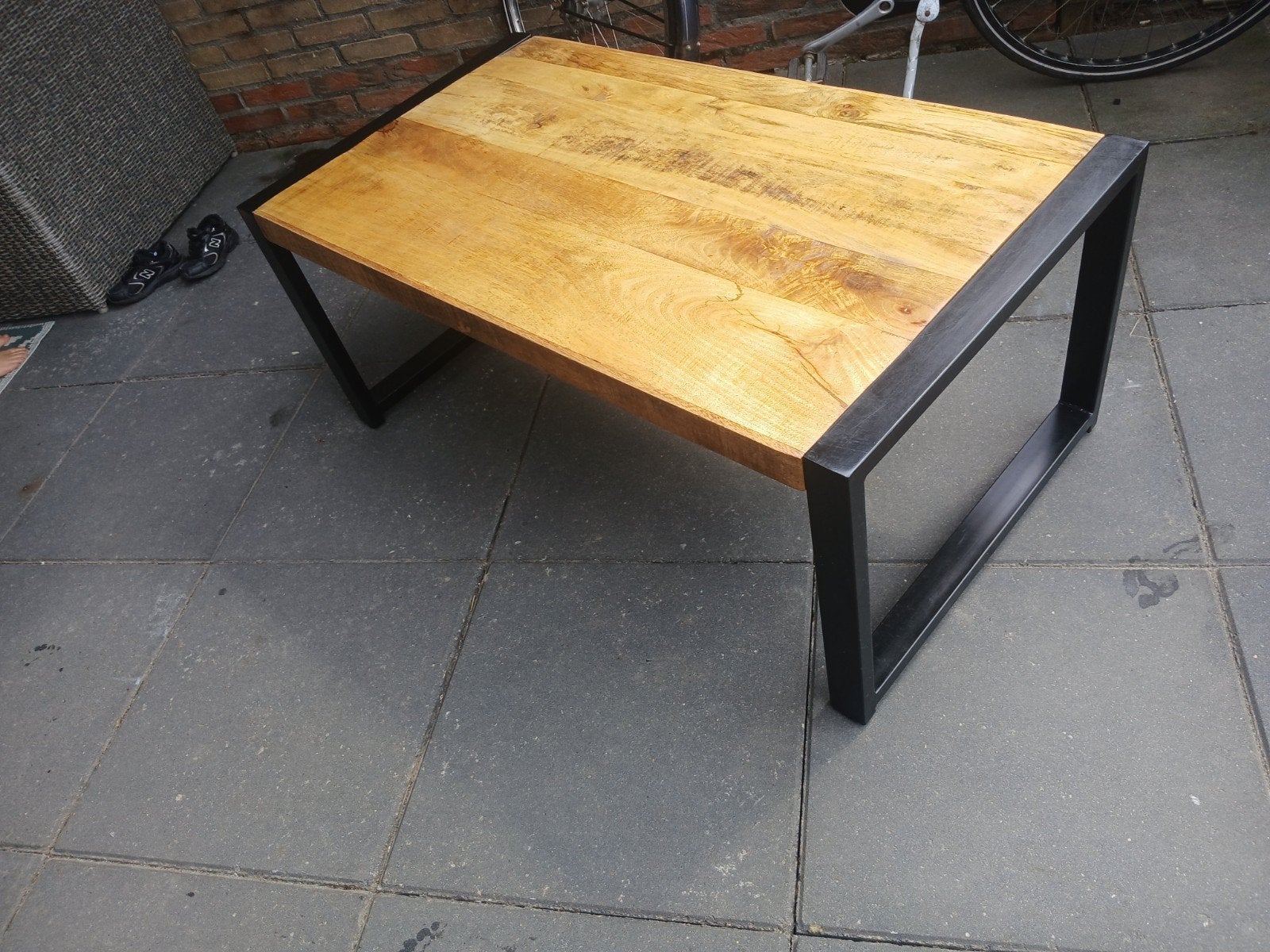 Salontafel met mangohouten blad en metalen onderstel, 50 – 75, Gebruikt, 100 tot 150 cm, Industrieel, Modern