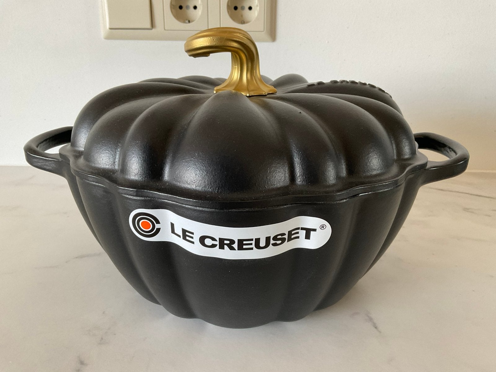 Le Creuset 24 cm pompoen, matzwart, 3,7 lt, nieuw, Nieuw, Le Creuset, Ophalen of Verzenden, Met deksel