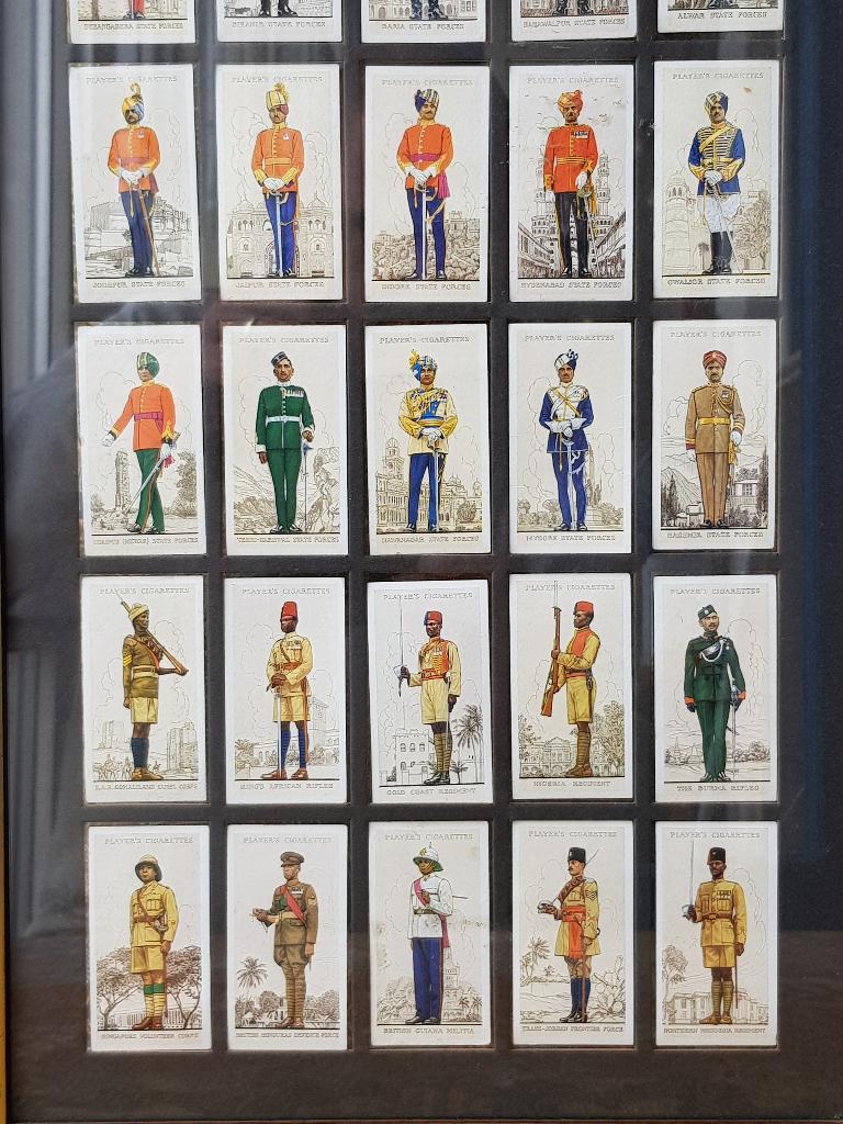 Uniformen mooie Engelse serie ingelijste sigarettenplaatjes., Antiek en Kunst, Ophalen