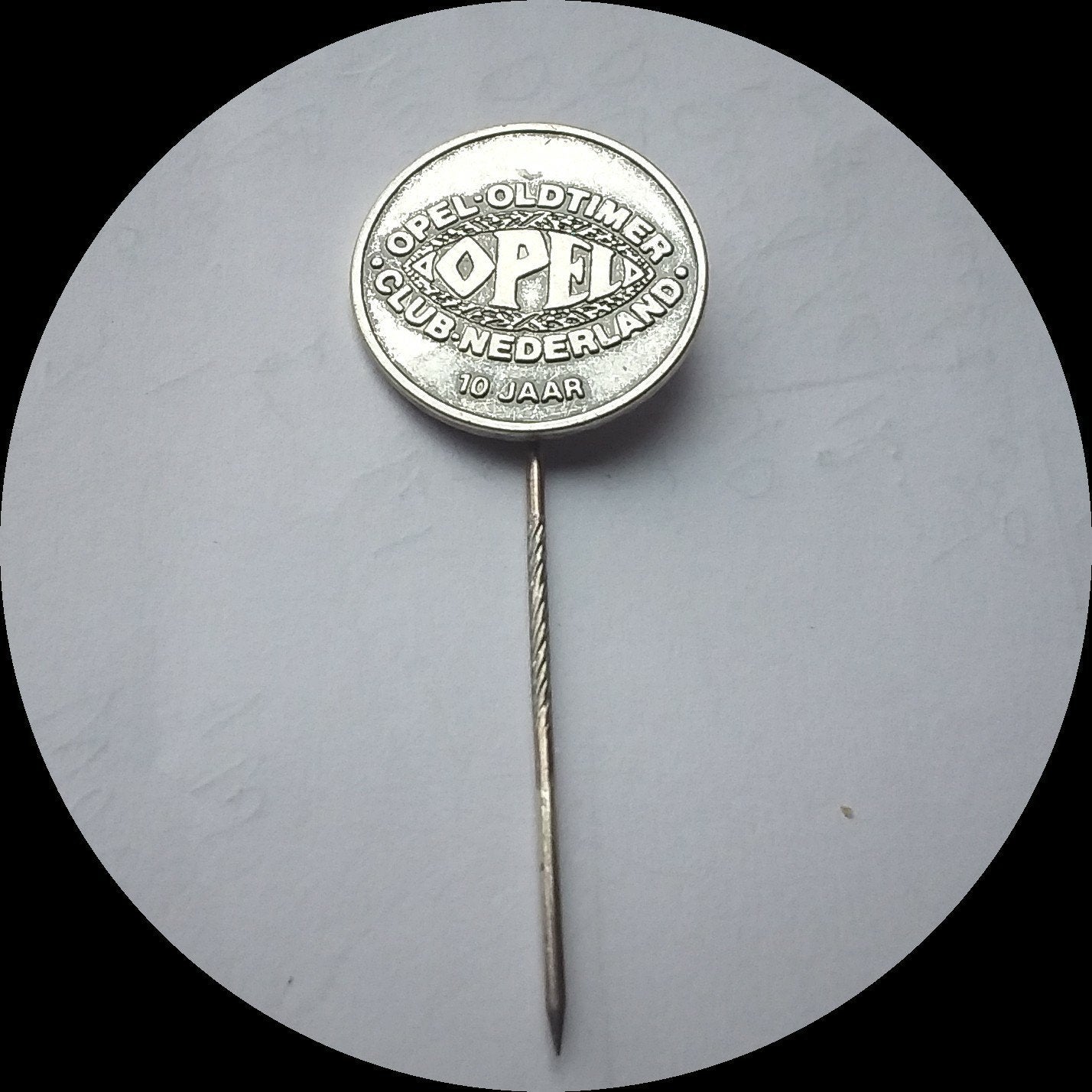 OPEL oldtimer jubileum speldje,  10 jaar, Ophalen of Verzenden, Zo goed als nieuw, Transport, Speldje of Pin