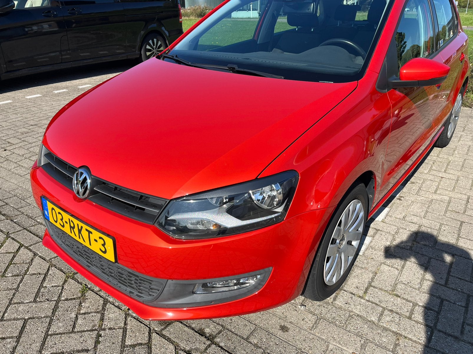 Volkswagen Polo 1.2 TSI 77KW DSG 2011, 40 €/maand, Zwart, Parkeersensor, Origineel Nederlands