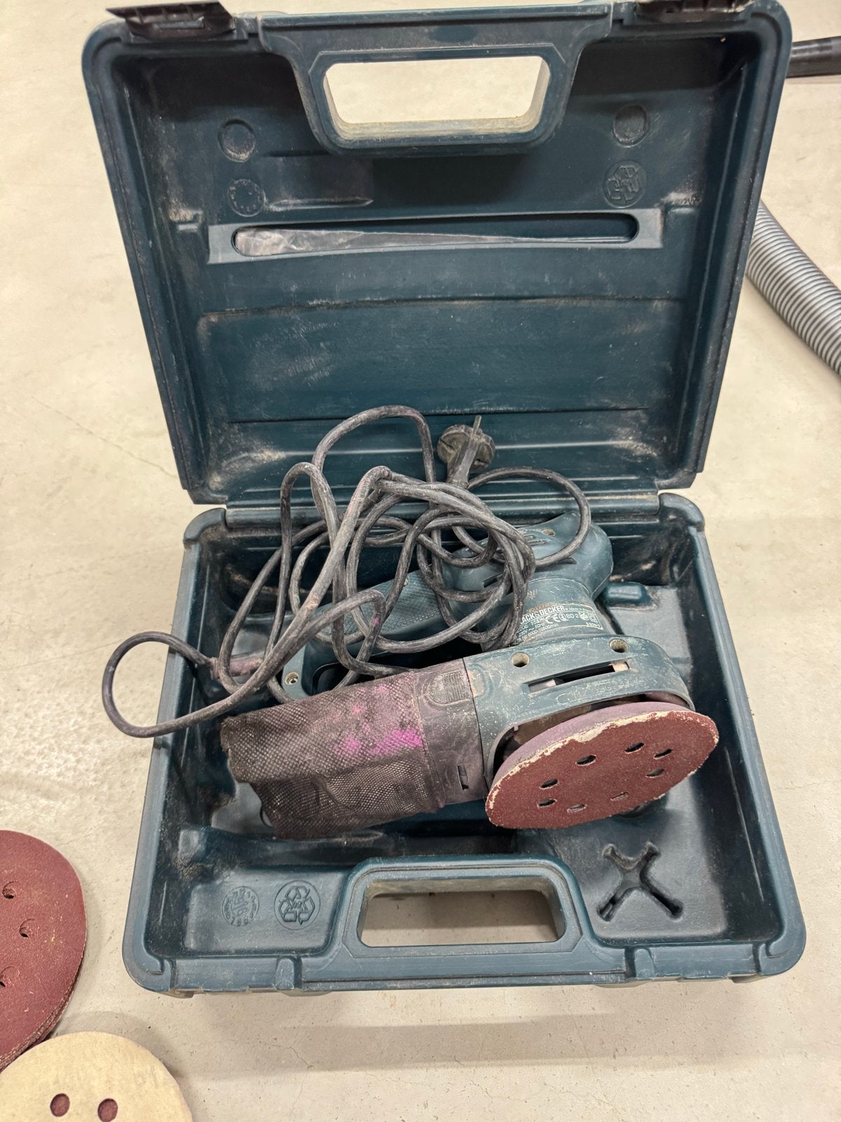 Black & Decker Excentrische Schuurmachine KA220E, Doe-het-zelf en Verbouw, Gereedschap | Schuurmachines, Ophalen of Verzenden