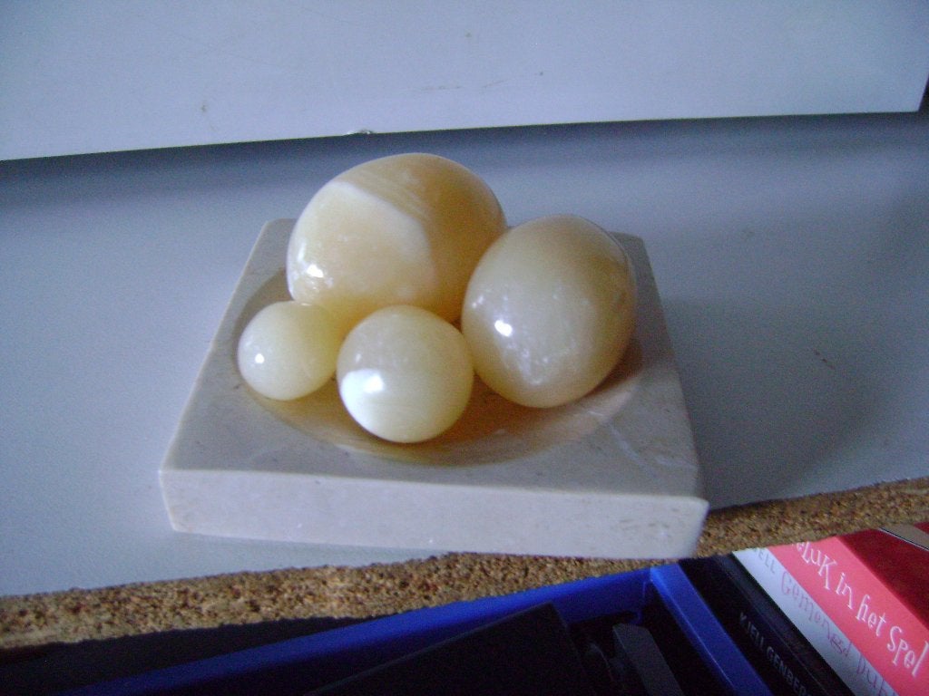 Vierkant albasten schaaltje 11x11cm met 4 marmeren eieren, Ophalen of Verzenden, Zo goed als nieuw, Geel, Natuurlijk materiaal