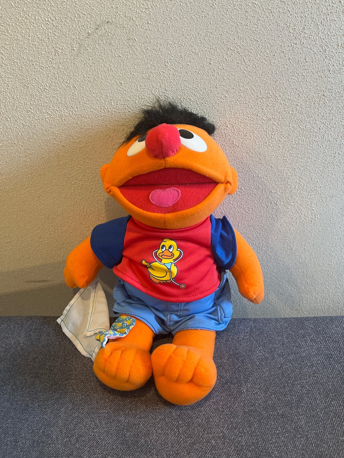 Sesamstraat Ernie knuffel met badeendje shirt h33cm, Gebruikt, Overige merken, Overige karakters, Overige typen