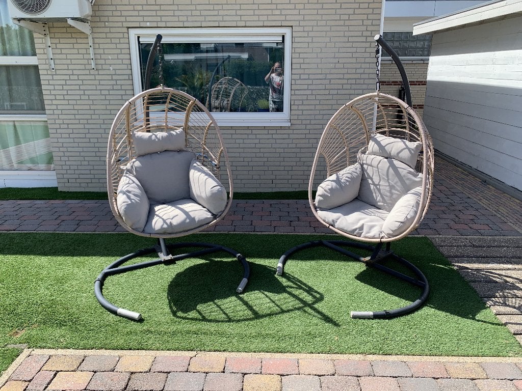 Set van 2 hangstoelen / egg chairs met standaard en kussens, Tuin en Terras, Ophalen, Gebruikt, Kunststof