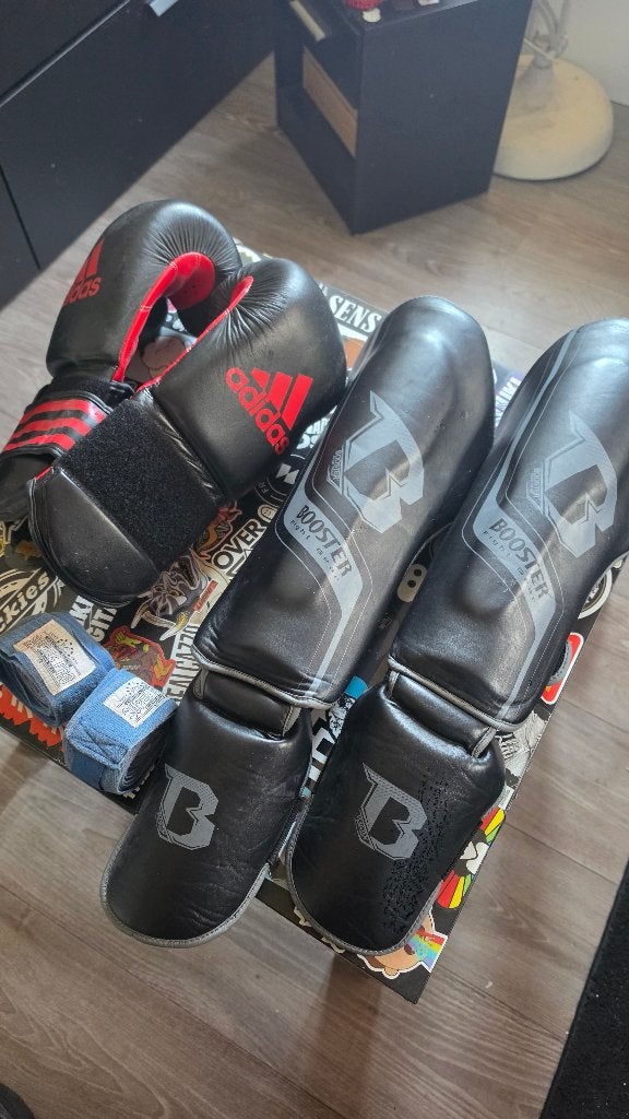 Booster shin guards + Adidas boxing gloves set, Ophalen of Verzenden, Zo goed als nieuw, Bokshandschoenen