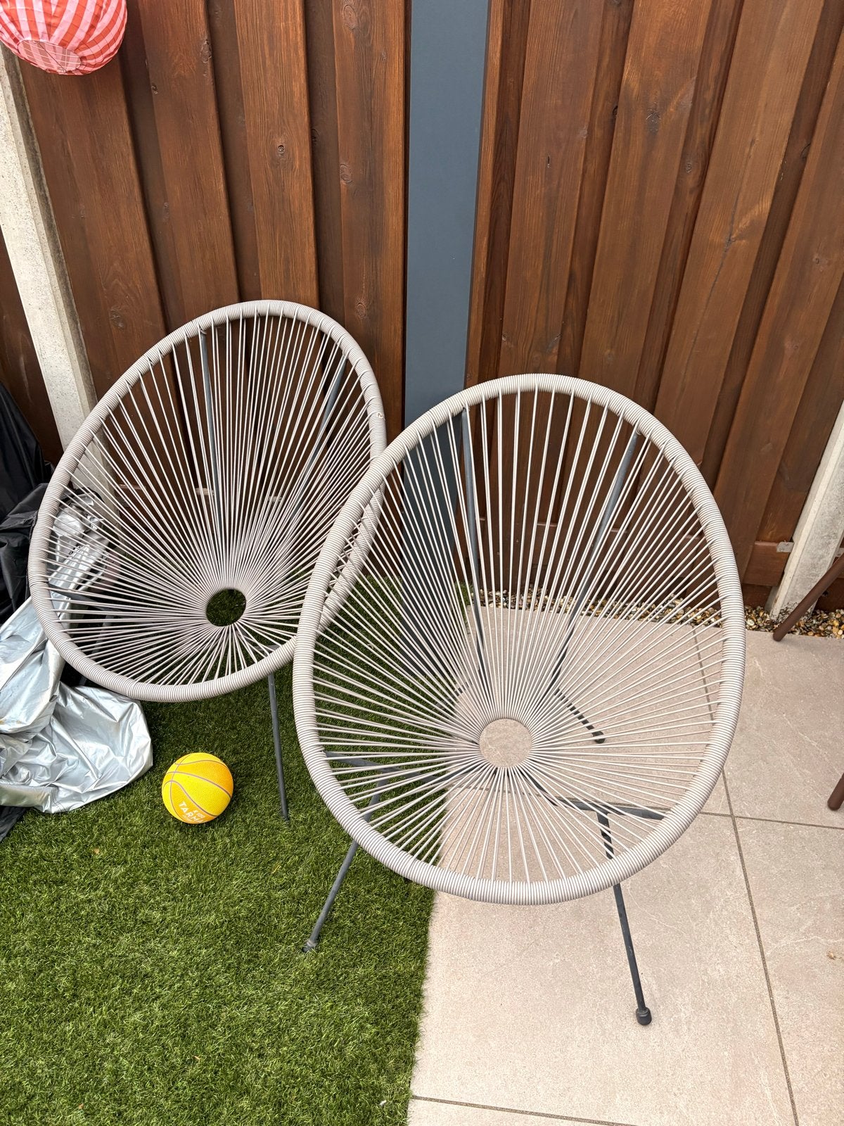 Twee taupe/beige/grijze tuin kuipstoeltjes, Ophalen, Zo goed als nieuw, Kunststof