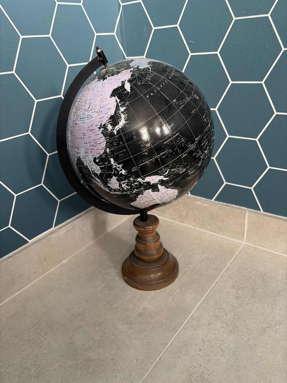 Mooie wereldbol met houten voet, Kunststof, Draaibaar, Ophalen of Verzenden, Zo goed als nieuw