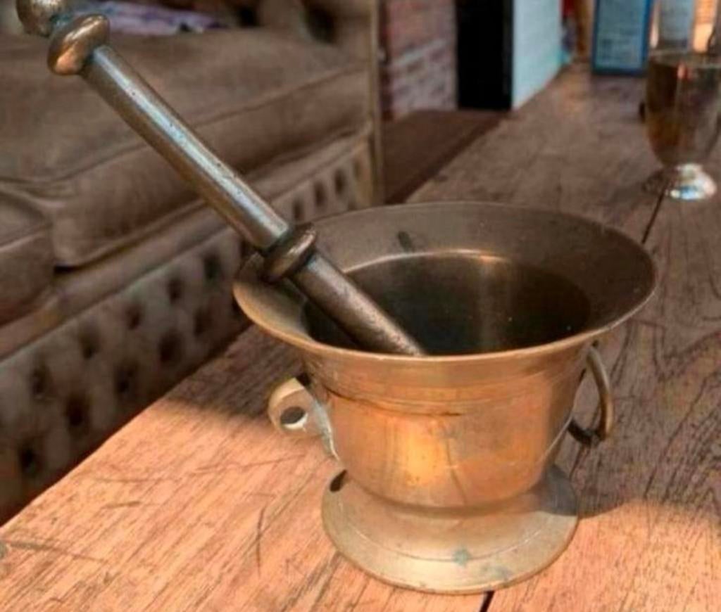 Vijzel schitterende antieke 18e eeuwse bronzen vijzel, Antiek en Kunst, Ophalen of Verzenden