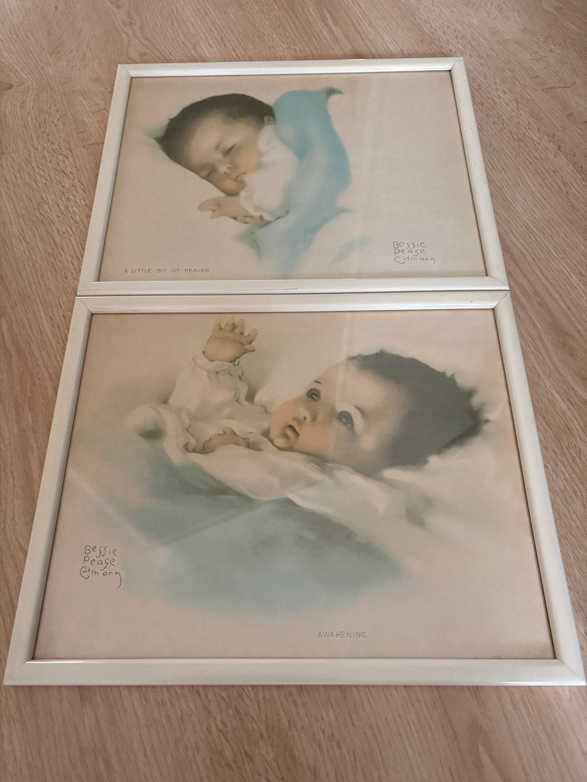 Twee vintage schilderijtjes Bessie Pease Gutmann baby's, Minder dan 50 cm, Gebruikt, Oorspronkelijke maker, Ophalen of Verzenden