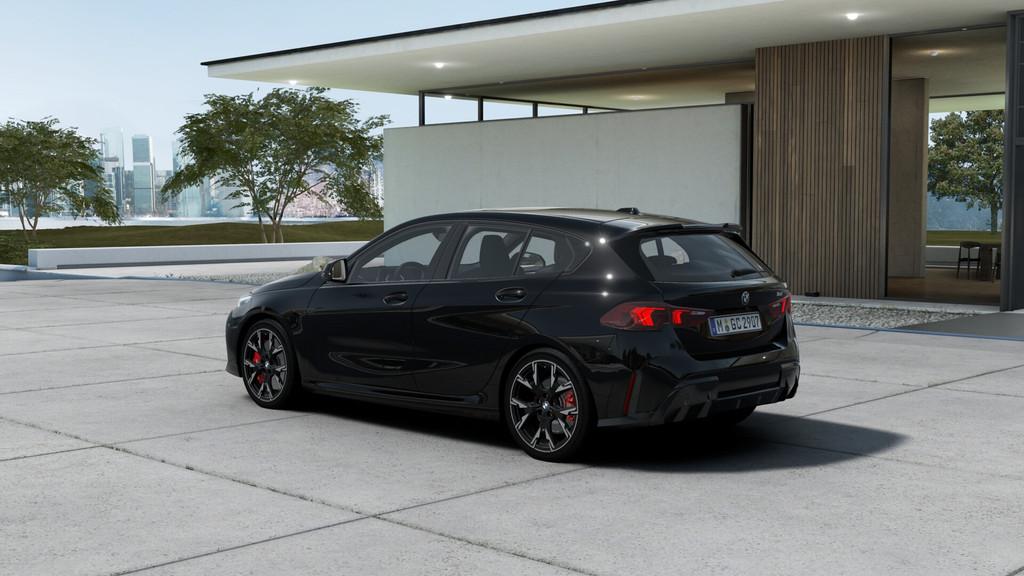 BMW 1 Serie 120 M Sport Automaat / Panoramadak / Sportstoele, Zwart, 156 pk, Metallic lak, Zwart