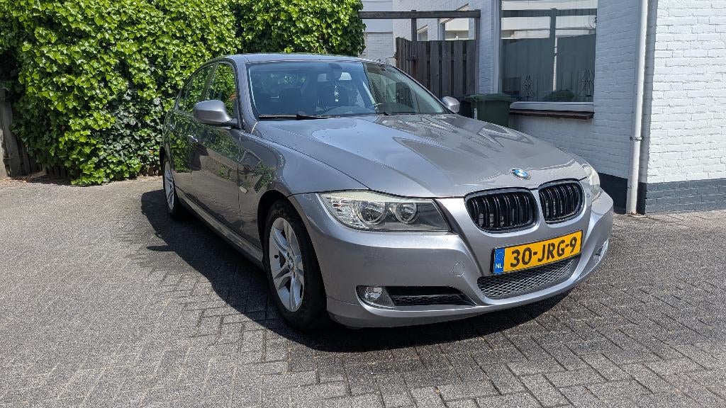 BMW 3-Serie 2.0 I 318 105KW AUT 2009 Grijs, Auto's, BMW, Automaat, 1995 cc, Zwart, 75 €/maand