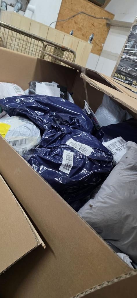 Textiel en schoenen retour post pakketten Bol DHL Postnl, Ophalen, Textiel