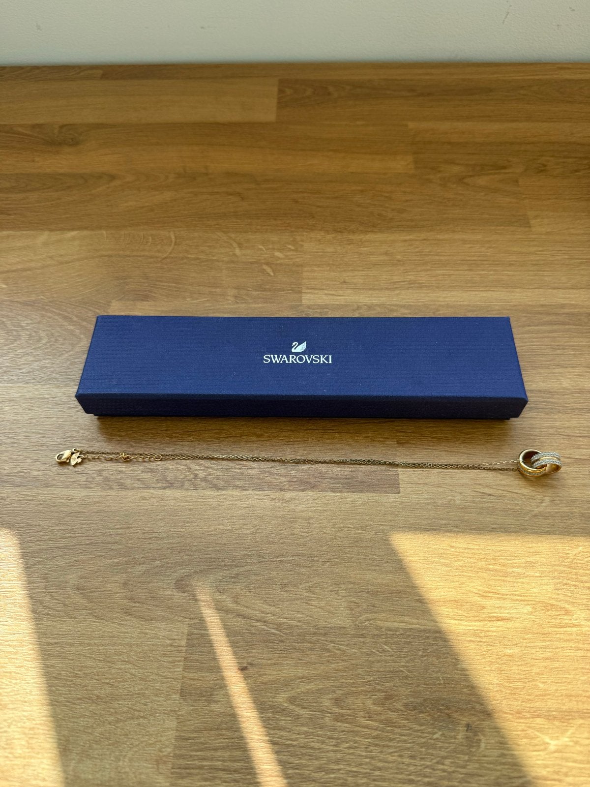 Swarovski ketting met dubbele ring hanger en kristallen, Met kristal, Overige materialen, Ophalen of Verzenden, Zo goed als nieuw