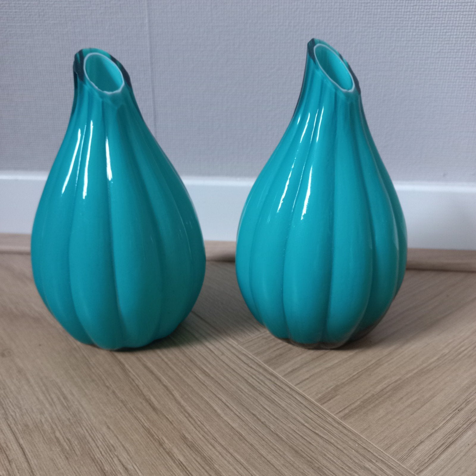 Set van 2 turquoise glazen vaasjes, Blauw, Ophalen of Verzenden, 13 cm, Glas