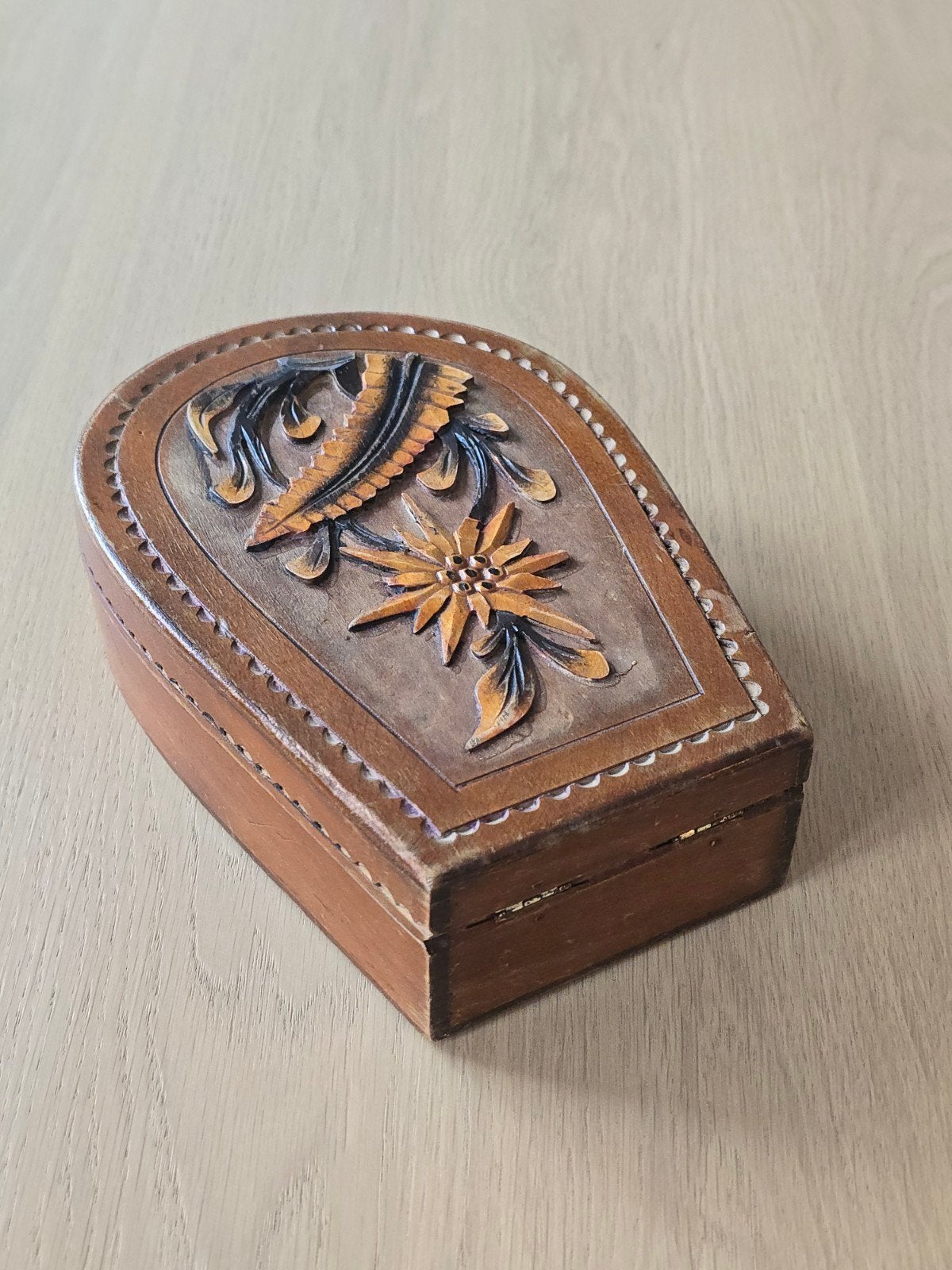 Antieke handgesneden Houten sieradendoos / bijouterie doos, Ophalen of Verzenden
