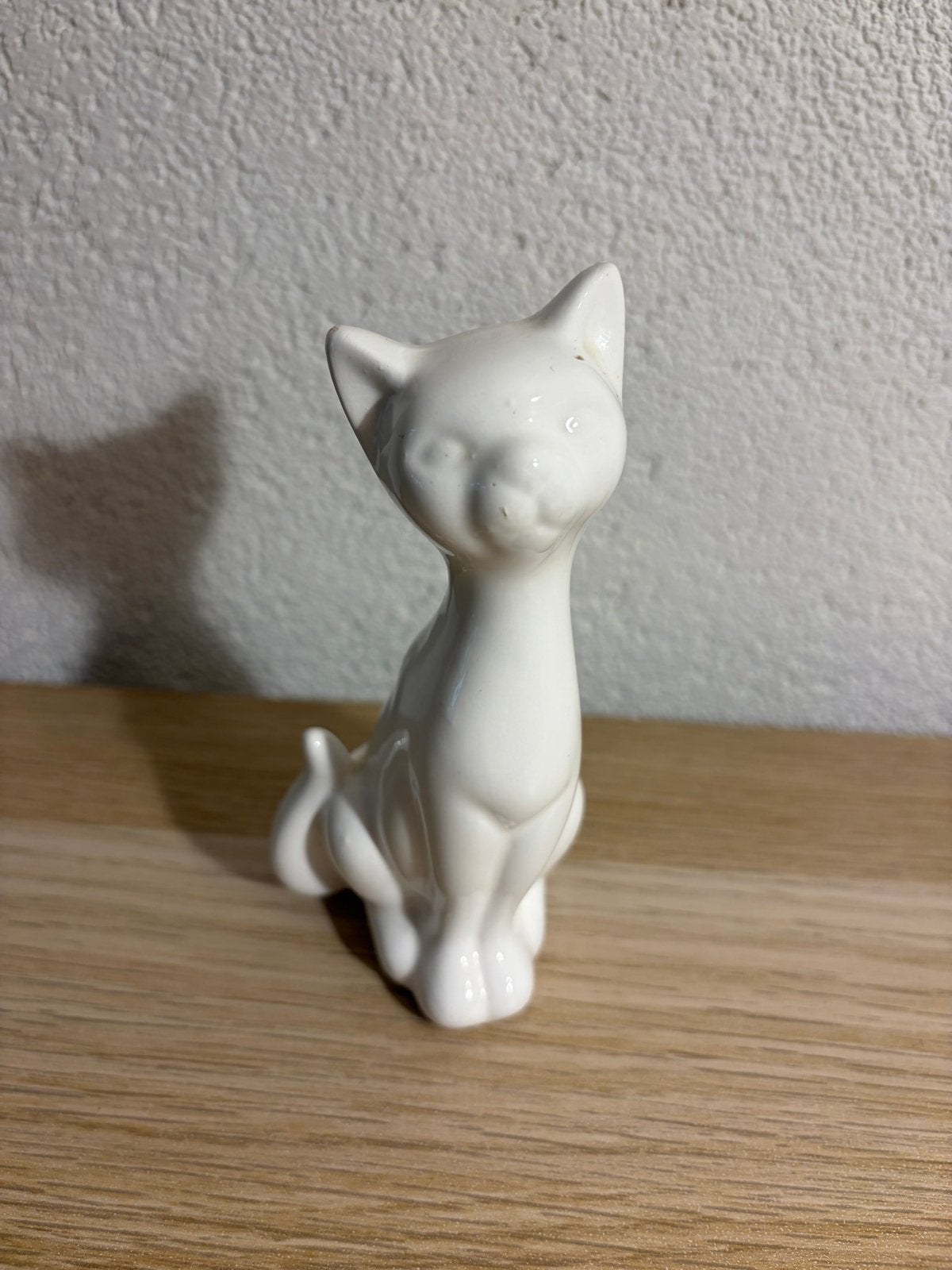 Wit keramisch kattenbeeldje - decoratie, Ophalen of Verzenden, Gebruikt, Dier