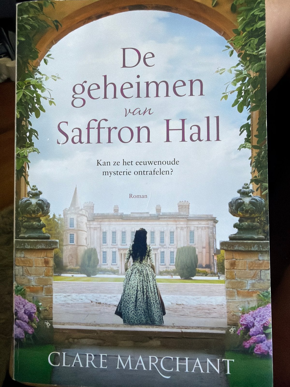 WK4.  De geheimen van Saffron Hall - Clare Marchant Roman, Ophalen of Verzenden, Zo goed als nieuw, Europa overig
