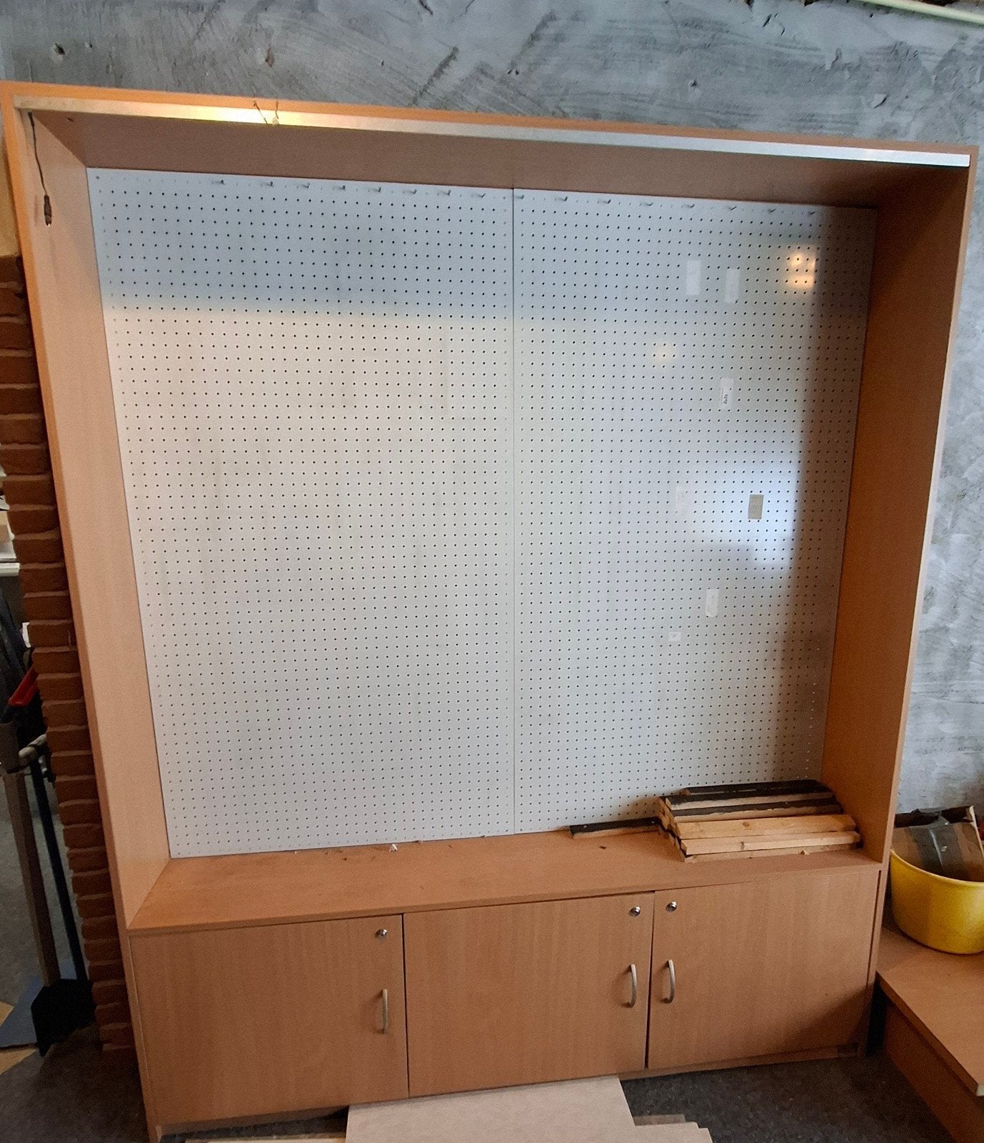 Grote beuken kast met metalen gaatjesbord en opbergruimte, Ophalen