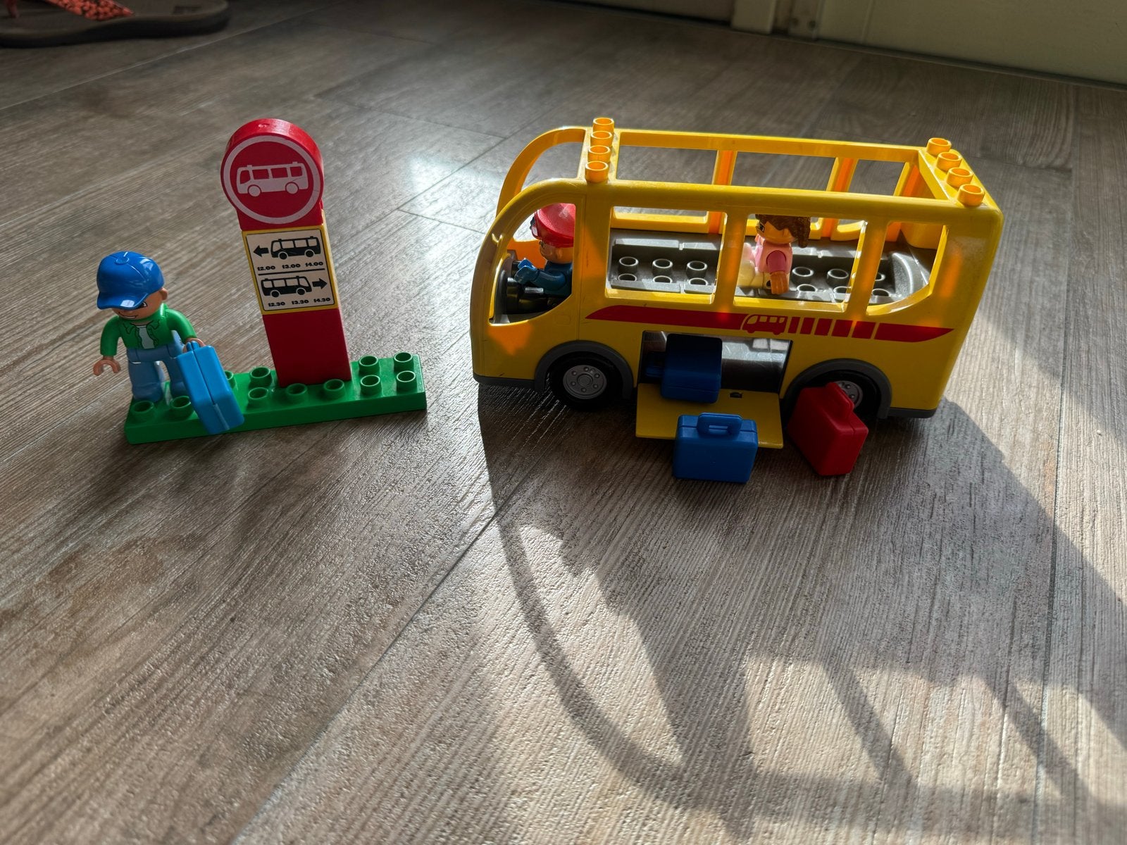 Lego Duplo bus met bushalte en figuren, Ophalen of Verzenden, Gebruikt, Overige merken