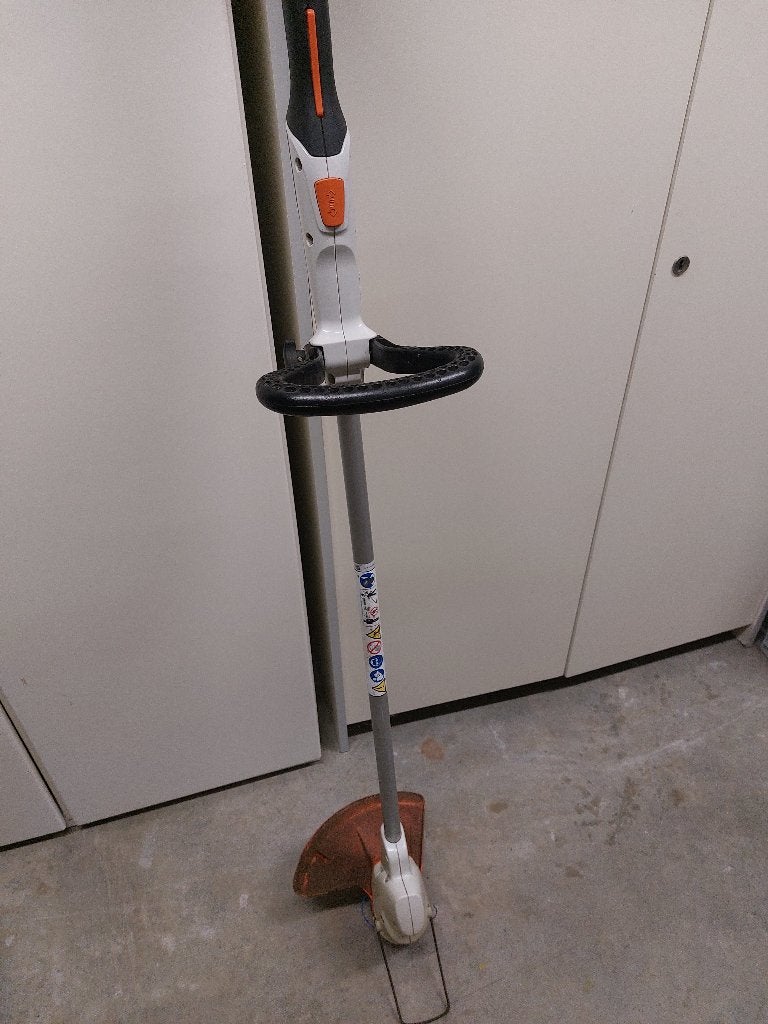Stihl bosmaaier en bladblazer met acculader en 2 accu's, Ophalen, Stihl, Gebruikt, 10 tot 30 cm