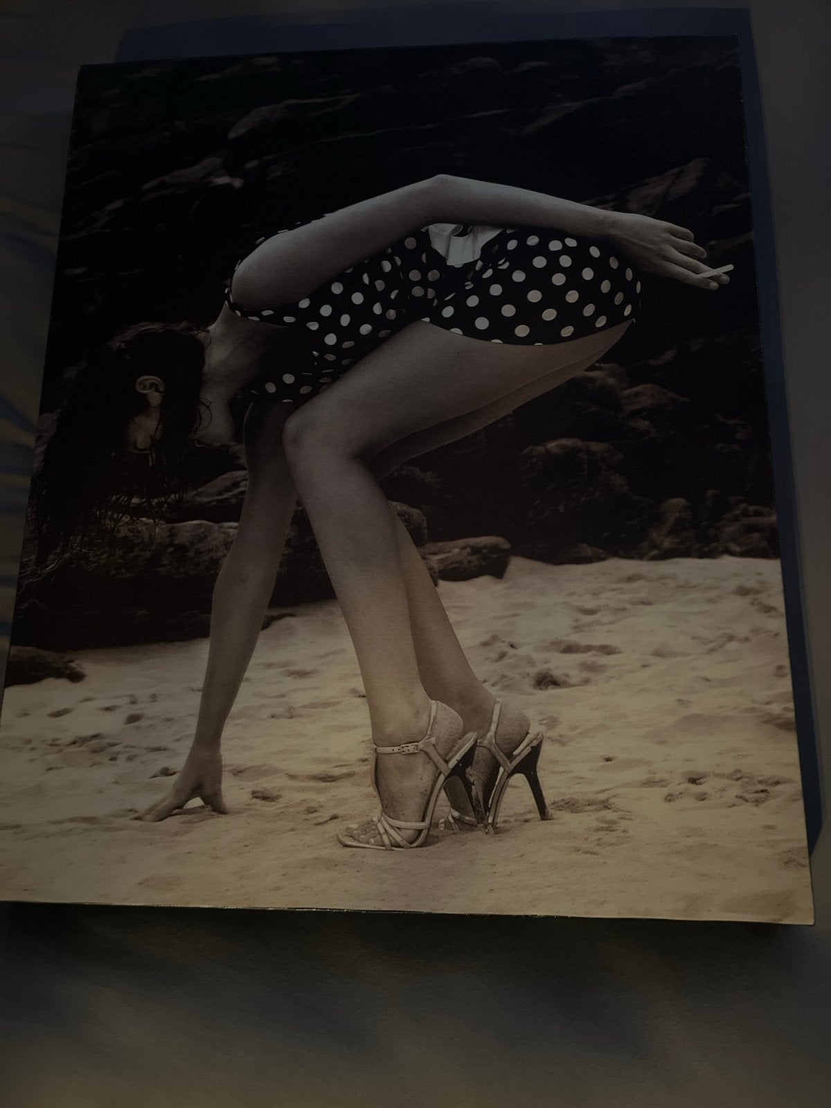 Vintage Canvas: Vrouw in Polkadot Badpak op Strand, Antiek en Kunst, Kunst | Tekeningen en Foto's, Ophalen of Verzenden, Print