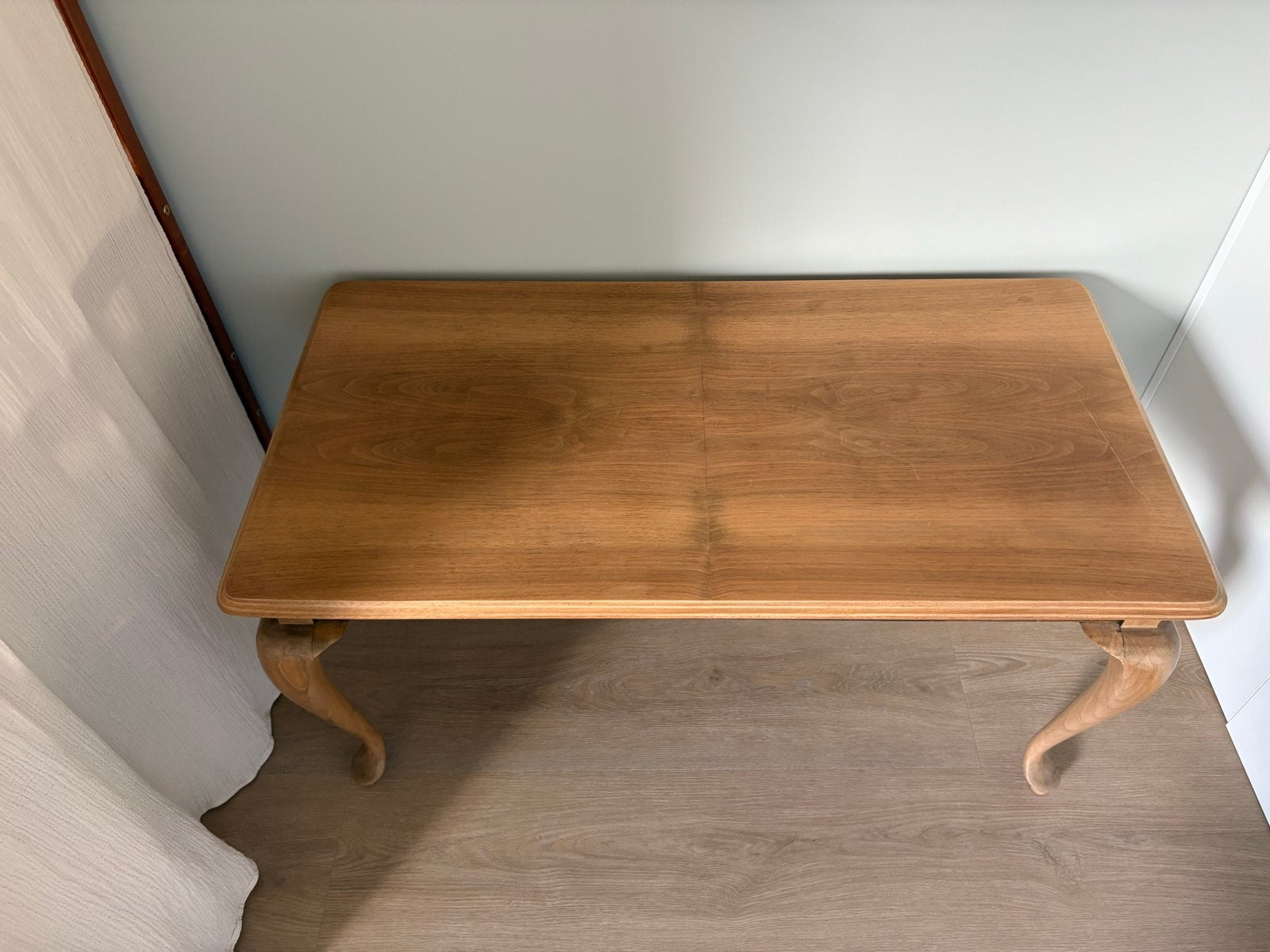 Vintage houten bijzettafel met sierlijke poten, Ophalen of Verzenden, Gebruikt, Rechthoekig, Minder dan 55 cm