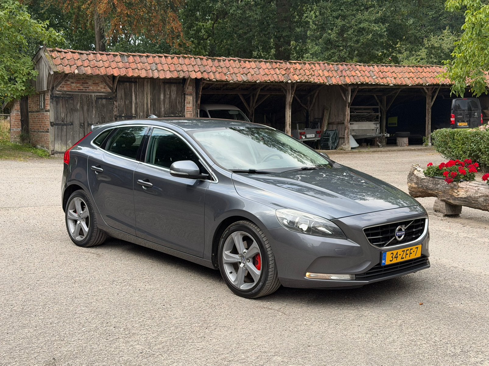 Volvo V40 1.6 T4 Momentum Camera Cruise Navi Trekhaak Org NL, Auto's, Voorwielaandrijving, Zwart, 4 cilinders, 179 pk